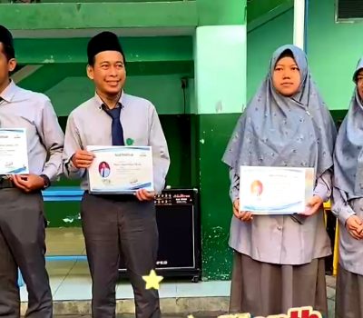 Penerima Penghargaan Star Of The Month SDIT Al Uswah Surabaya