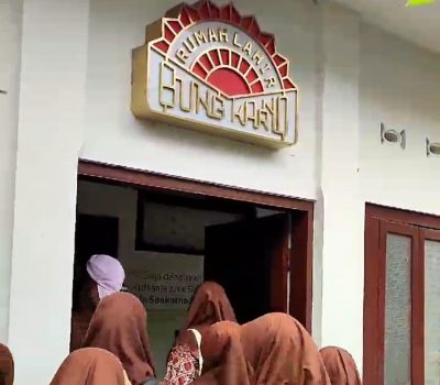 Outdoor Learning Kelas XI SMAIT Al Uswah Kunjungi Rumah Lahir Bung Karno