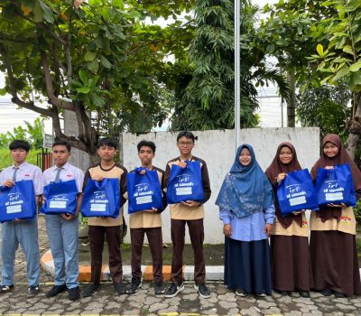 Bertabur Prestasi di Hari Pertama Masuk Sekolah SMAIT Al Uswah Surabaya