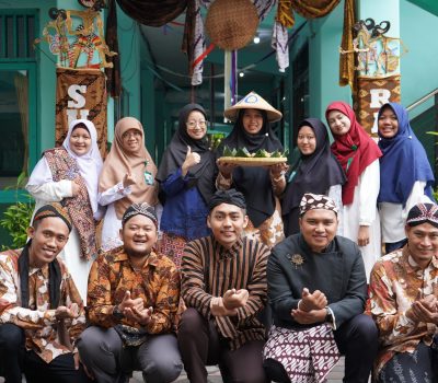 SDIT Al Uswah Surabaya Njowo: Penyambutan Siswa Bernuansa Jawa