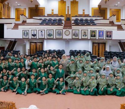 Outdoor Learning Kelas 5 SDIT Al Uswah Kunjungi DPRD Kota Surabaya