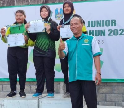 Athaya Siswi SMPIT Al Uswah Raih Tiga Juara Di Kejurprov Junior Panahan  Jawa Timur