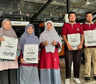 Untuk Memotivasi Karyawan SMAIT Al Uswah Surabaya Berikan Apresiasi Star Of The Month