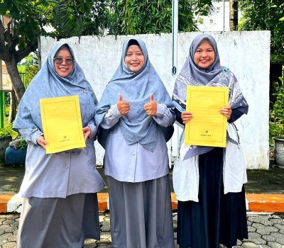 2 Guru Al Qur’an menjadi Star Of The Month SMAIT Al Uswah Surabaya