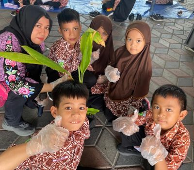 Lestari Alamku, Serunya Membuat Apotek Hidup bersama Guru Tamu