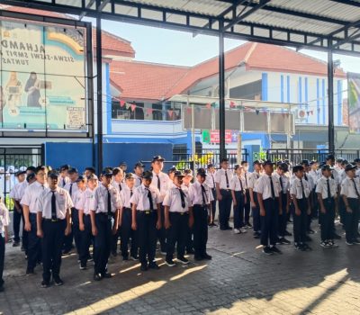 Siswa SMPIT Al Uswah Surabaya Kembali Masuk Sekolah