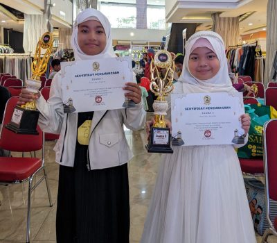 Dua Siswi SDIT Al Uswah Surabaya Raih Juara Penyanyi Religi