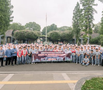 Siswa kelas 12 SMAIT Al Uswah Surabaya Angkatan XII Lulus 100%