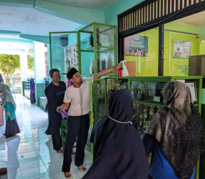 Agar Linkungan Selalu Bersih Guru Dan Karyawan SDIT Al Uswah Kerja Bakti