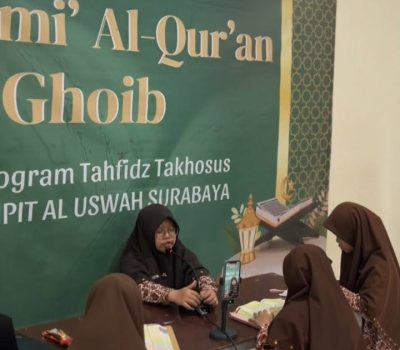 Quaneisha Murid Kelas 7 SMPIT Al Uswah Sukses Tasmi’ Al Qur’an bil Ghoib 20 Juz