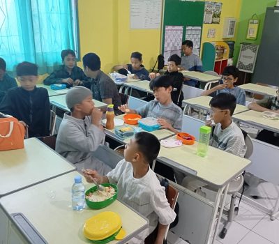 Sarapan Bersama SDIT Al Uswah Surabaya Ajarkan Adab Makan dan Makanan Sehat