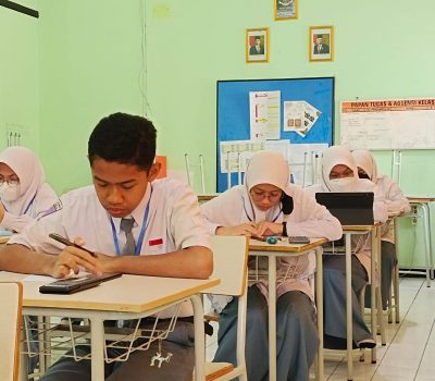 Siswa SMAIT Al Uswah Surabaya Mengerjakan PSAS Melalui Handphone